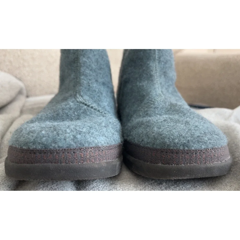 Women's Chaco Revel Chelsea boots in a blue/gray felted fabric | SZ: 7.5